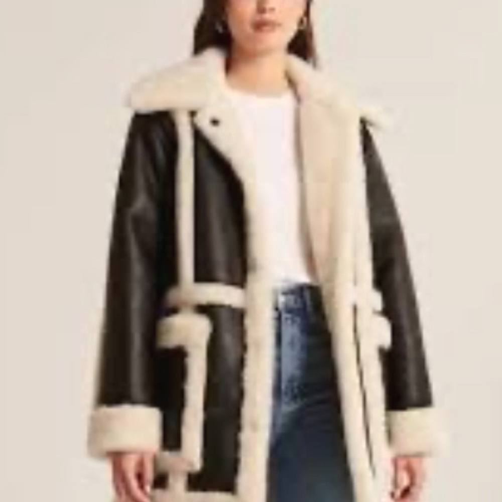 NWOT Abercrombie & Fitch Women's Black and Cream Vegan Shearling-style Coat XS